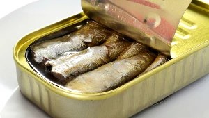 Sardynki to źródło kwasów omega-3, witaminy B12, witaminy D i selenu. Ich spożywanie może być wartościowym elementem diety wspierającej zdrowie mózgu