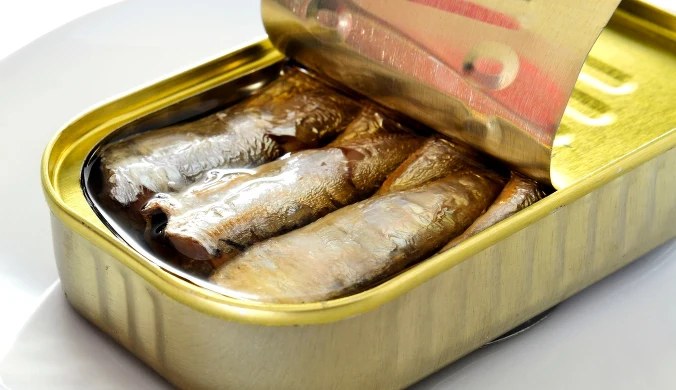 Sardynki to źródło kwasów omega-3, witaminy B12, witaminy D i selenu. Ich spożywanie może być wartościowym elementem diety wspierającej zdrowie mózgu