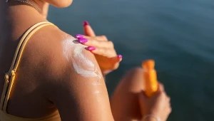 Naturalnego procesu odnowy naskórka nie da się zatrzymać, ale właściwa pielęgnacja może sprawić, że opalenizna będzie wolniej znikać